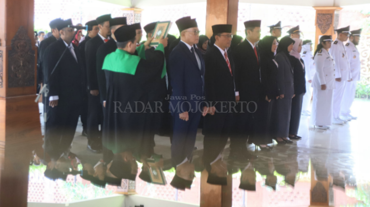 DIROMBAK: Wali Kota Ika Puspitasari melantik dan mengambil sumpah kepada 53 pejabat pimpinan tinggi pratama, administrator, pengawas, dan fungsional di Pendapa Sabha Kridatama, Rabu (10/