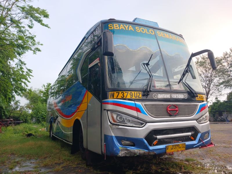 CELAKAI PENGENDARA: Bus Sugeng Rahayu yang terlibat kecelakaan di simpang empat Sekar Putih berada di kantor Dishub Kota Mojokerto, Jalan Raya Bypass, kemarin (10/9).