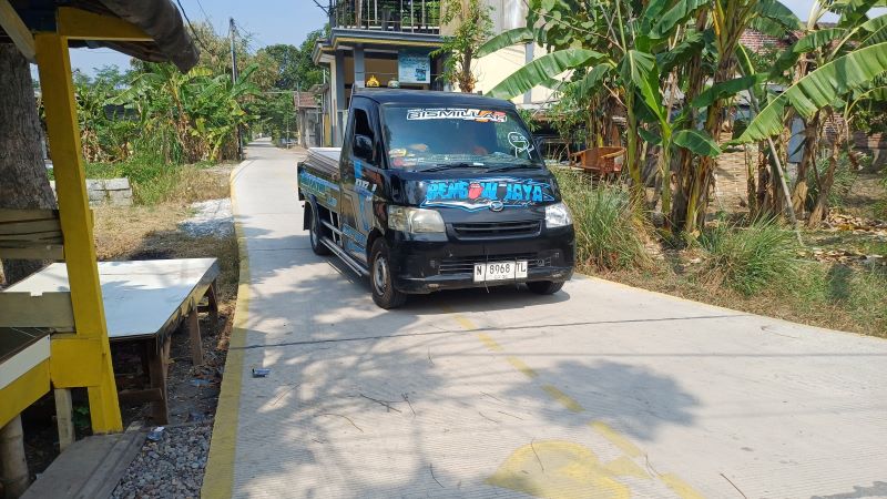 NYAMAN: Mobil warga setempat sedang melewati jalan lingkungan di Dusun Karanggayam, Desa Jasem Ngoro.