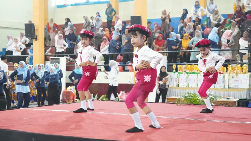 LINCAH: Siswa TKN Pembina Trowulan tampil membawakan senam 7 KAIH di hadapan Bupati Mojokerto Muhammad Albarraa.