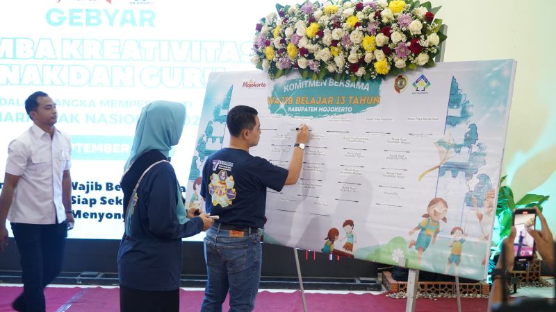 DEKLARASI: Bupati Mojokerto Muhammad Albarraa dan Kepala Dispendik Kabupaten Mojokerto Ludfi Ariyono menandatangani komitmen dukungan pelaksanaan wajib belajar 13 tahun.