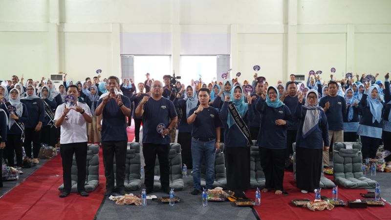 PENINGKATAN KUALITAS: Bupati Mojokerto Muhammad Albarraa bersama seluruh peserta Gebyar Lomba Kreativitas Anak dan Guru 2025 foto bersama usai deklarasi wajib belajar 13 tahun.