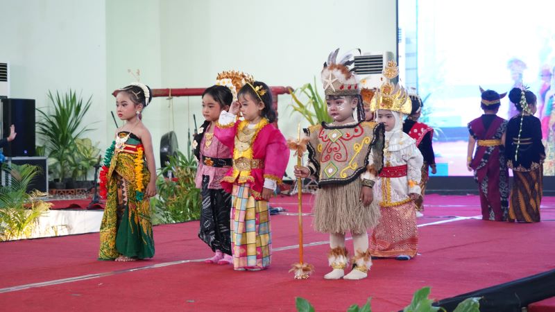 NUSANTARA: Siswa usia dini perwakilan kecamatan menampilan fashion show dengan busana khas dari berbagai daerah.