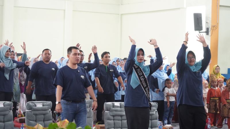 KEBIASAAN SEHAT: Bupati Mojokerto Muhammad Albarraa, Bunda PAUD Kabupaten Mojokerto Shofiya Hanak Albarraa, dan Kepala Dispendik Kabupaten Mojokerto Ludfi Ariyono mengikuti gerakan senam 7 KAIH.