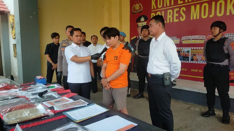 TAHANAN POLISI: Tersangka pembunuhan dan mutilasi kekasih sendiri, Alvi Maulana, ditunjukkan kepolisian saat pers rilis di Mapolres Mojokerto, Senin (8/9).