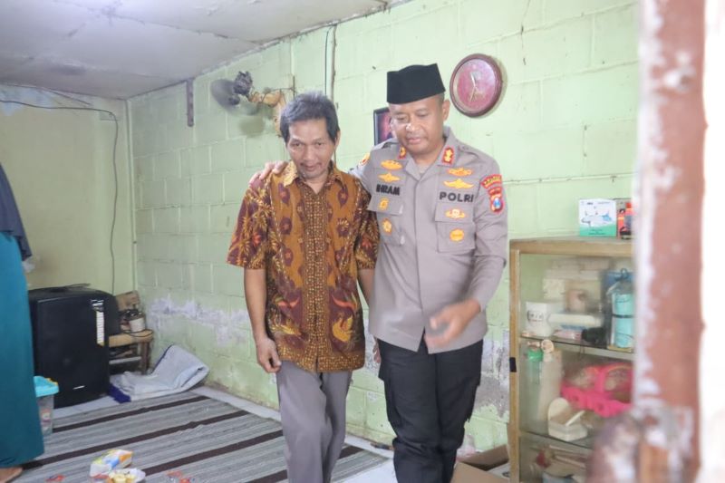 BELASUNGKAWA: Kapolres Mojokerto AKBP Ihram Kustarto takziah ke rumah duka di Lamongan.