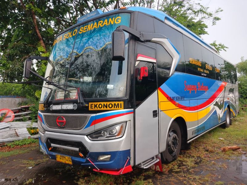 DIKANDANGKAN: Bus Sugeng Rahayu nopol W 7379 UZ yang terlibat kecelakaan di simpang empat Sekar Putih diparkir di kantor Dishub Kota Mojokerto, Jalan Raya Bypass.