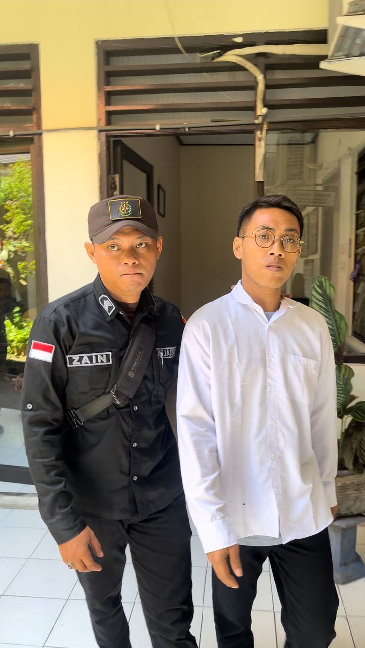 TAHAP PERSIDANGAN: Terdakwa kasus TPPO, Andi Febrianto, dikawal petugas kejaksaan usai menjalani sidang tuntutan di Pengadilan Negeri Mojokerto, kemarin (11/9).