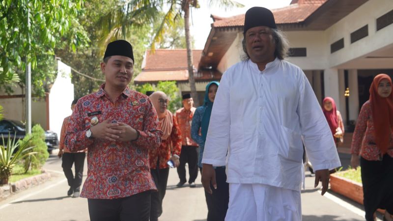 TINGKATKAN KETAKWAAN: Pemkab Mojokerto gelar peringatan Maulid Nabi Muhammad SAW di Pendapa Graha Majatama dengan menghadirkan tausiyah Ahmad Muwafiq atau Gus Muwafiq, kemarin (11/9).