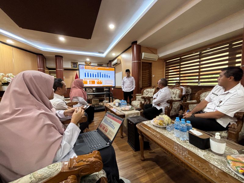 KOLABORASI: Bupati Mojokerto Muhammad Albarraa bersama Kepala BPS Kabupaten Mojokerto Dwi Yuhenny berdiskusi terkait strategi program pengentasan kemiskinan di ruang kerja kantor Pemkab Mojokerto.