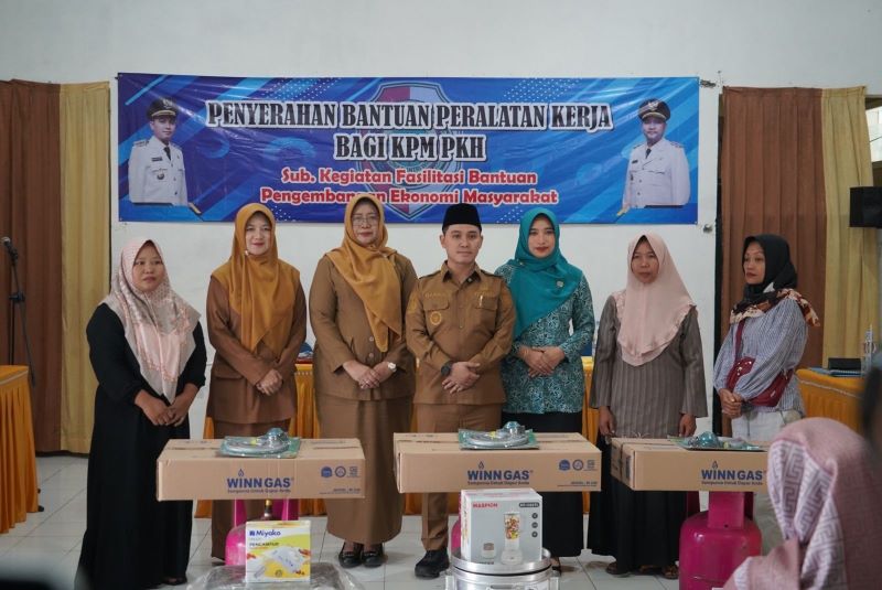 DUKUNGAN NYATA: Bupati Muhammad Albarraa didampingi Ketua TP-PKK Kabupaten Mojokerto Shofiya Hanak Albarraa menyerahkan bantuan peralatan wirausaha beberapa waktu lalu.