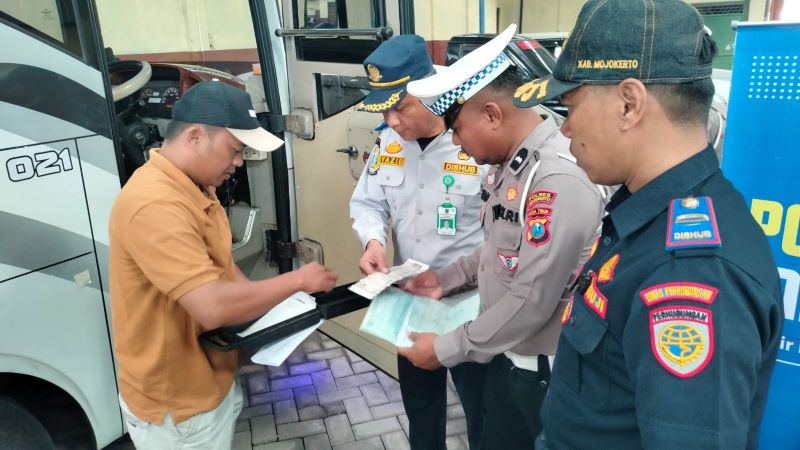 INSPEKSI: Petugas dishub dan kepolisian memeriksa kondisi armada bus pariwisata milik PO MWD 555 di Jatirejo, Kamis (11/9).