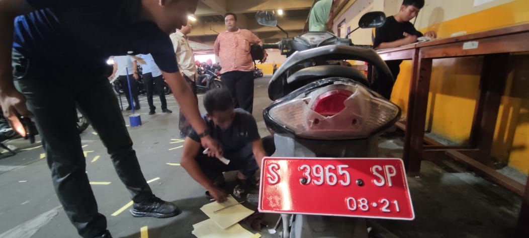 PROSES: Sepeda motor plat merah tengah dicek fisik di KB Samsat Kota Mojokerto, Kamis (12/9).