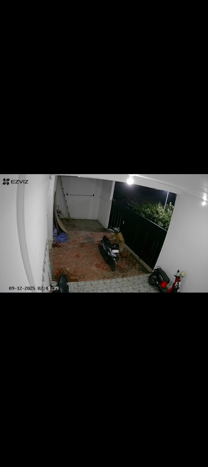 DINI HARI: Aksi maling motor di rumah kos Desa Randubango, Mojosari, Mojokerto terekam CCTV
