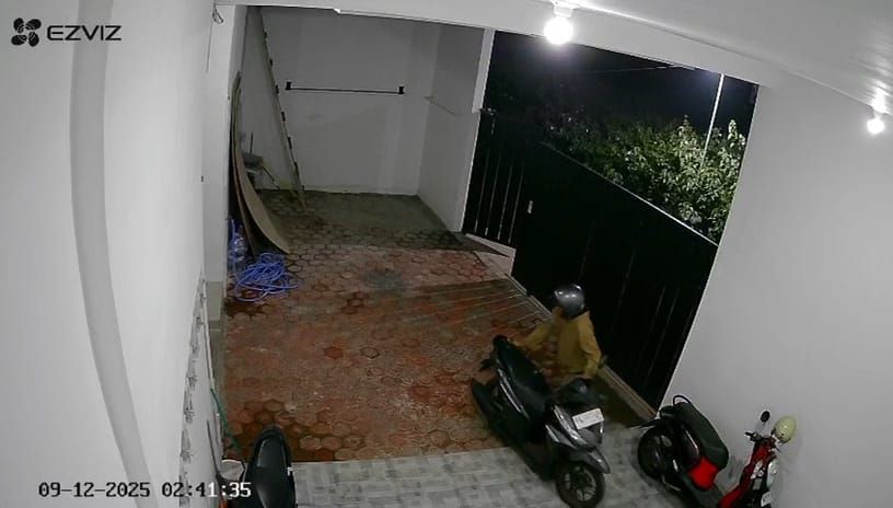 DIBOBOL: Aksi pencurian motor terekam CCTV di rumah kos Desa Randubango, Kecamatan Mojosari, Kabupaten Mojokerto, kemarin (12/9).