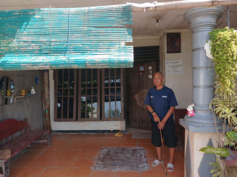 NELANGSA: Lansia korban pencurian bermodus petugas bansos gadungan di Lingkungan Kedungsari, Gunung Gedangan, Kota Mojokerto, kemarin (12/9).