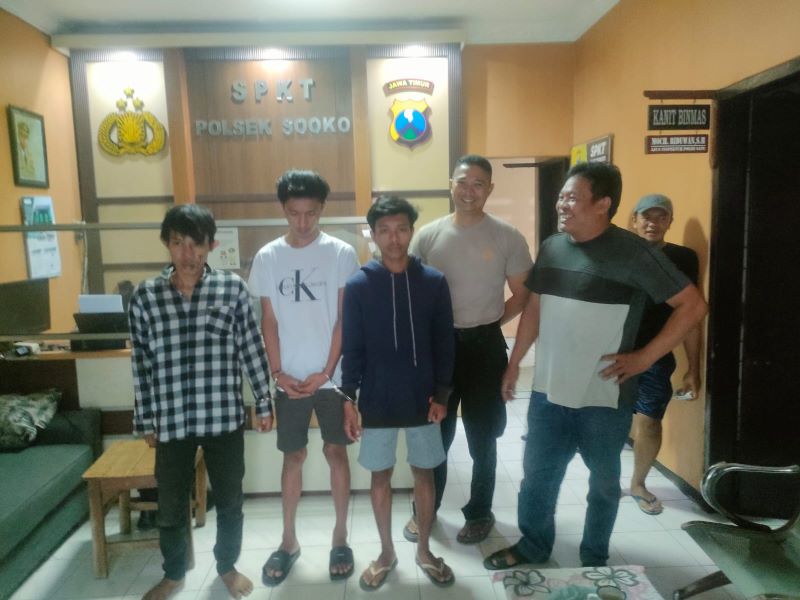 DITANGKAP: Komplotan maling tepergok warga saat beraksi di Desa Kedungmaling, Kecamatan Sooko, kemarin (12/9).