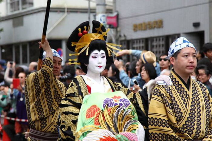 Salah satu warisan budaya dan tradisi Jepang yang paling ikonik dan sering menjadi pertanyaan orang adalah budaya oiran dochu. Sumber foto: Google