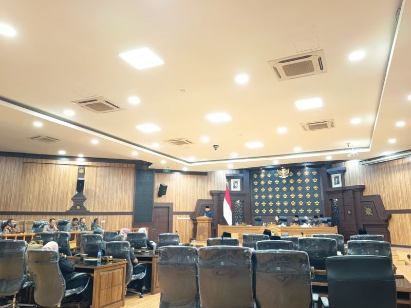 DIGULIRKAN: Wawali Kota Mojokerto Rachman Sidharta Arisandi saat menyampaikan rancangan KUA-PPAS tahun anggaran 2026 dalam rapat paripurna di gedung DPRD Kota Mojokerto, Jumat (12/9).
