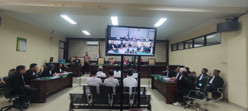 SIDANG PERDANA: Enam terdakwa korupsi pujasera kapal TBM saat sidang perdana di Pengadilan Negeri Tipikor Surabaya, Jumat (12/9). Satu terdakwa atas nama Mochamad Romadon tidak hadir sebelumnya.