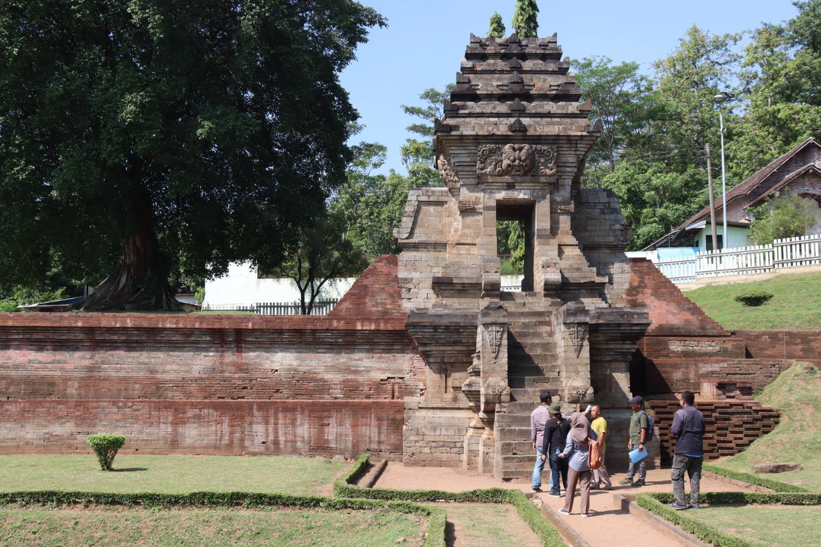 PENINGGALAN LELUHUR: TACB Disbudporapar Kabupaten Mojokerto mengkaji Situs Candi Jedong di Kecamatan Ngoro, dalam penetapan cagar budaya tahap sebelumnya.