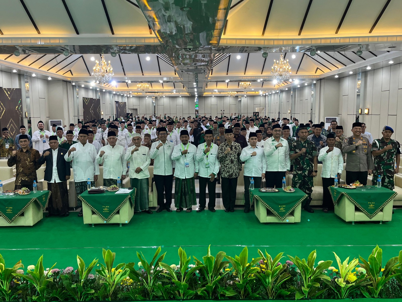 KOLABORASI: Jajaran syuriah dan tanfidziyah PC NU bersama Bupati Mojokerto Mohammad Albarraa, forkopimda, dan undangan berfoto bersama seusai acara pelantikan di Nine Star Hall PC NU Kabupaten.