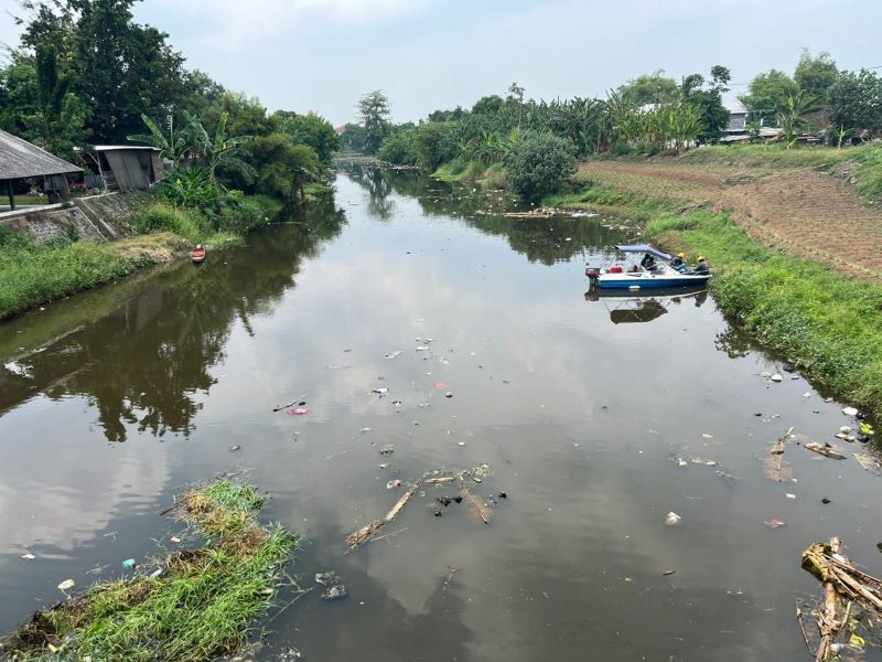 SETELAH MENUMPUK: BBWS Brantas membersihkan aliran Sungai Brangkal di Kelurahan Mentikan, Kecamatan Prajurit Kulon, Kota Mojokerto, pekan lalu.