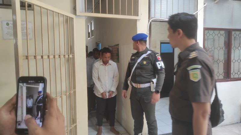 DUA KALI: Miftakhul Farid Hakim, terdakwa kasus Kekerasan Anak saat menjalani sidang di Pengadilan Negeri Mojokerto Agustus lalu.