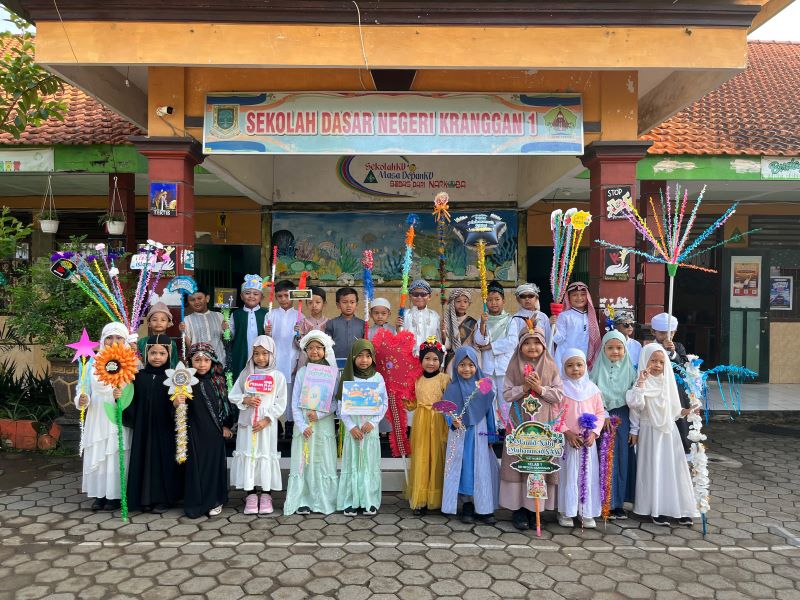 MENARIK: Suasana pelaksanaan peringatan Maulid Nabi Muhammad SAW di SDN Kranggan 1 yang dimeriahkan dengan pawai dan lomba seru, Jumat (11/9).