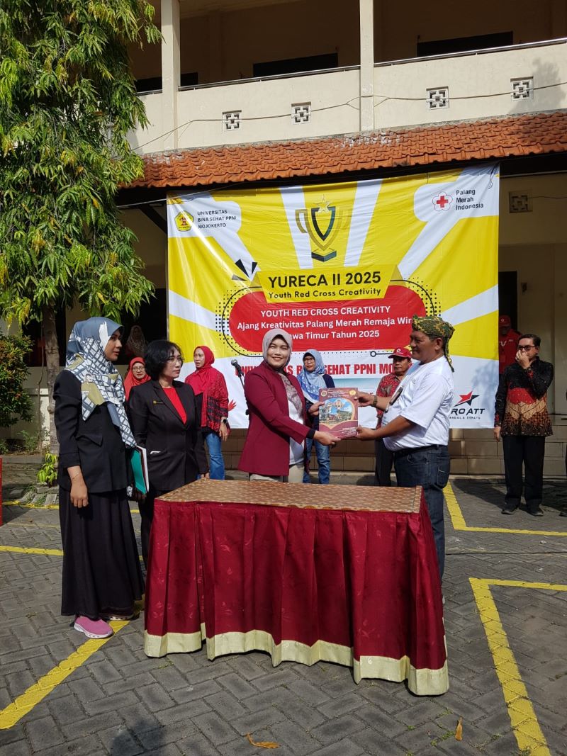 BERGILIR: Rektor UBS-PPNI Indah Lestari menyerahkan piala bergilir Rektor UBS-PPNI kepada pemenang YURECA Competition II-2025.
