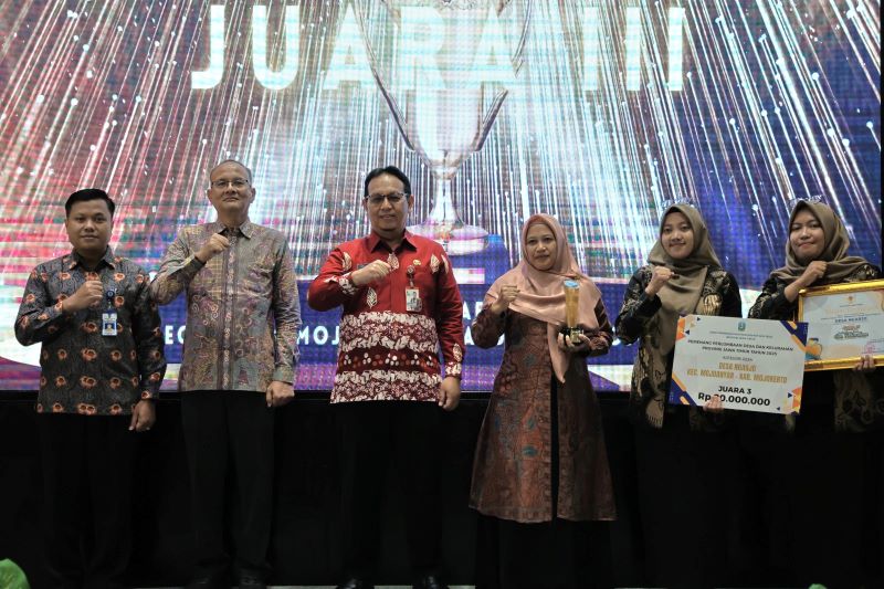 RAIH JUARA: Kepala Desa Ngarjo Iva Mayawati menerima penghargaan dari Kepala DPMD Provinsi Jawa Timur atas juara 3 dalam lomba desa tingkat provinsi, di Hotel Harris Surabaya beberapa waktu lalu.