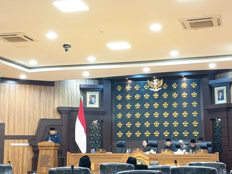 LEGISLATIF: Ketua DPRD Kota Mojokerto Ery Purwanti saat memimpin rapat paripurna dengan agenda penyampaian penjelasan rancangan KUA-PPAS tahun anggaran 2026, Jumat (12/9).