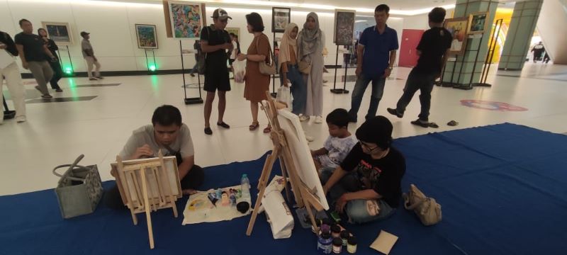 BERKARYA: Sejumlah pelukis unjuk bakat mereka di hadapan pengunjung Sunrise Mall 2 Mojokerto saat hari terakhir event Pelukis Muda Merdeka, Minggu (14/9).