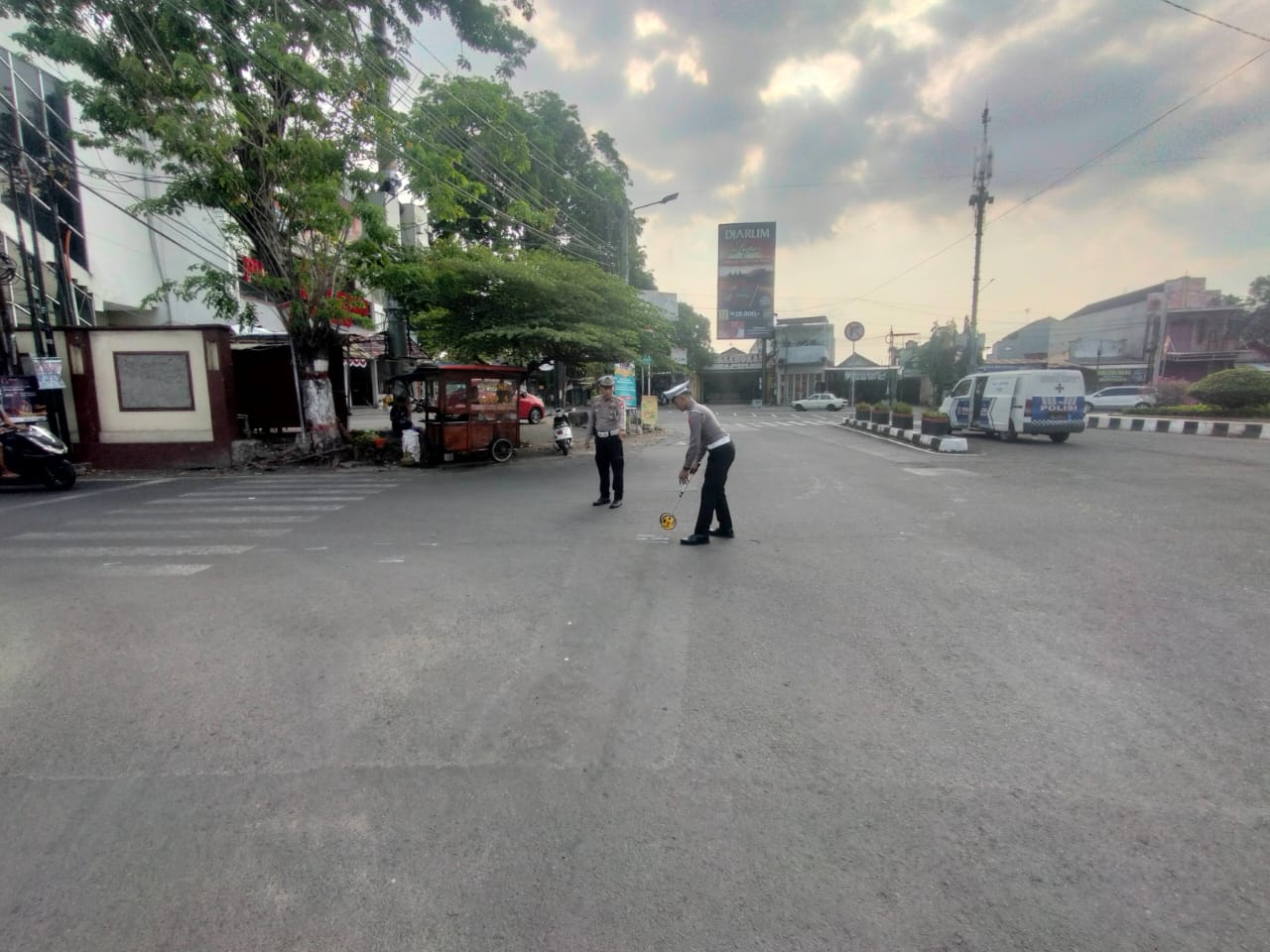 DISELIDIKI: Polisi melakukan olah TKP kecelakaan di simpang empat eks Bentar, Kota Mojokerto, kemarin (14/9).