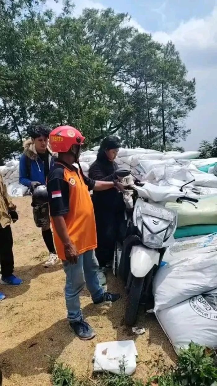 LUKA RINGAN: Relawan membantu pengendara yang terpaksa masuk jalur penyelamat Rest Area Sendi, Minggu (14/9).