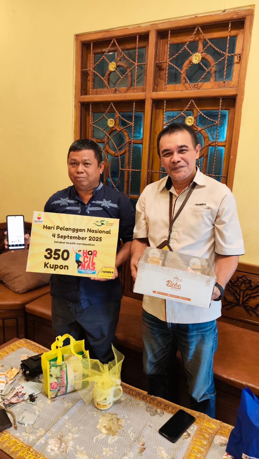 BERI KEJUTAN: Tim Adira Finance Mojokerto berikan merchandise dan kupon undian kepada pelanggan terpilih dalam momen Hari Pelanggan Nasional, Senin (15/9).