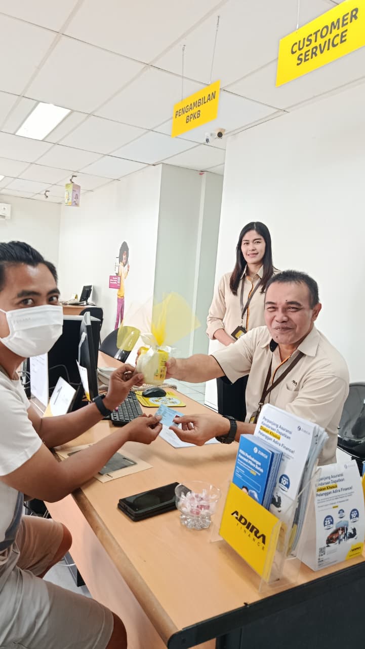 BERI KEJUTAN: Tim Adira Finance Mojokerto berikan merchandise dan kupon undian kepada pelanggan terpilih dalam momen Hari Pelanggan Nasional, Senin (15/9).