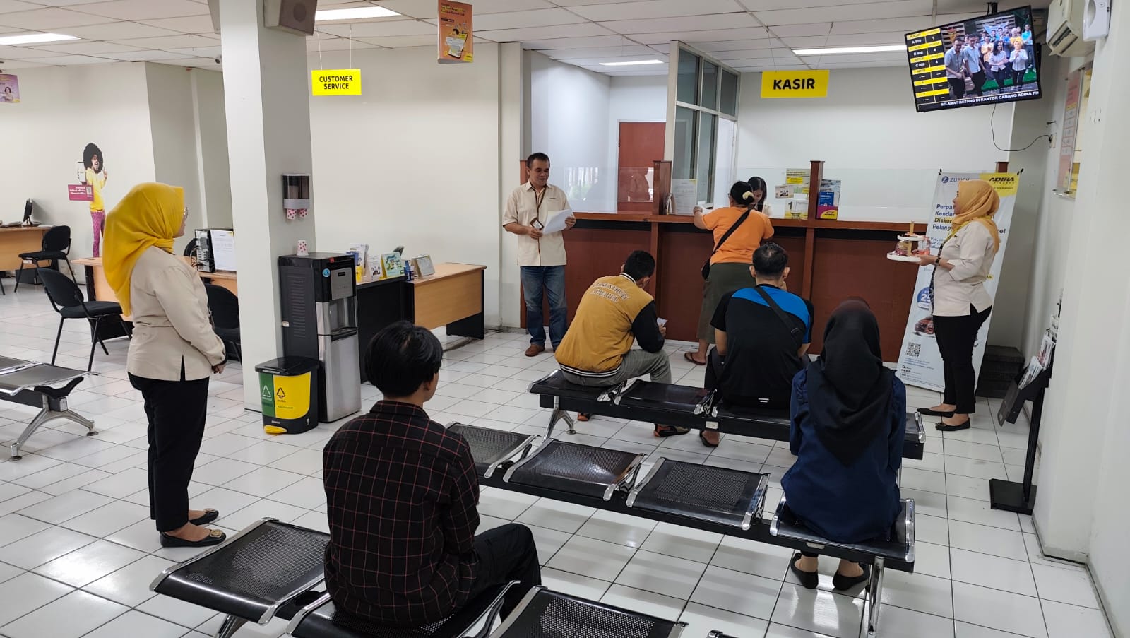 BERI KEJUTAN: Tim Adira Finance Mojokerto berikan merchandise dan kupon undian kepada pelanggan terpilih dalam momen Hari Pelanggan Nasional, Senin (15/9).