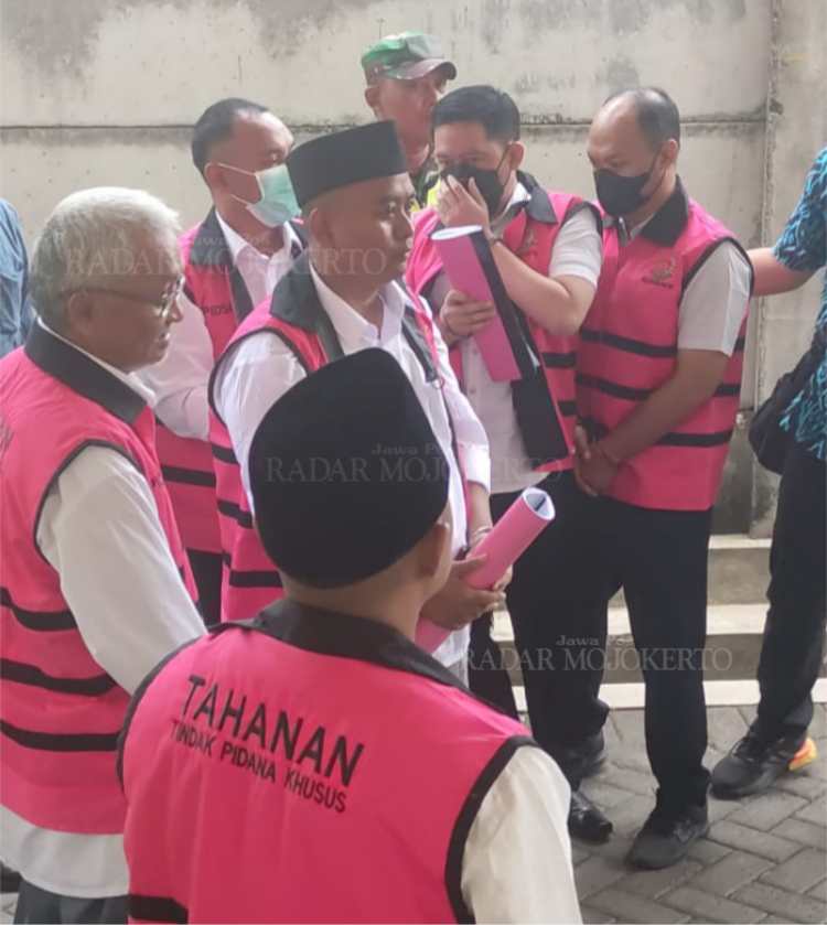 SIDANG KORUPSI: Keenam terdakwa dari total tujuh terdakwa kasus dugaan korupsi proyek kapal TBM Kota Mojokerto saat datang di PN Tipikor Surabaya, Jumat (12/9).