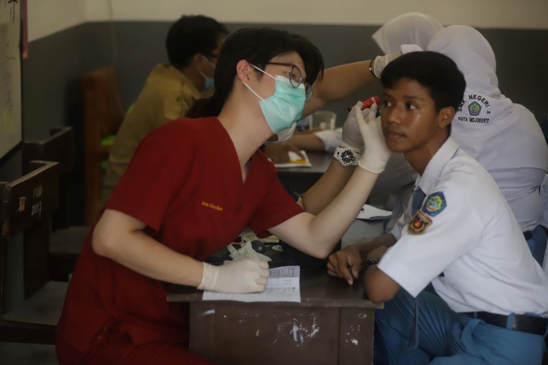 DIPERIKSA: Siswa SMKN 2 Mojokerto menjalani proses skrining kesehatan yang digeber petugas puskesmas setempat.