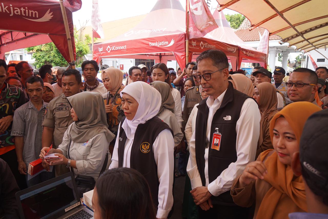 Gubernur Jawa Timur Khofifah Indah Parawansah dan Wakilnya