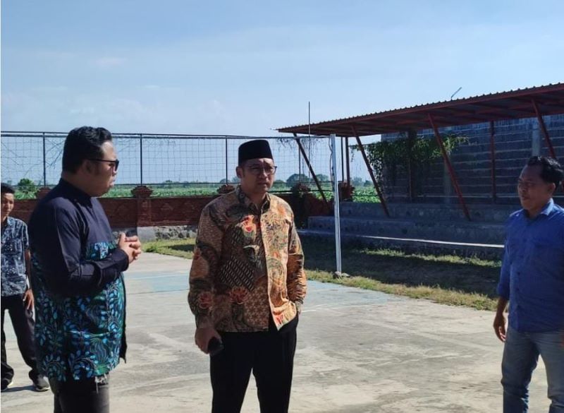 PASTIKAN KESIAPAN: Wakil Bupati Mojokerto Muhammad Rizal Octavian didampingi Kepala Desa Bejijong Pradana Tera Mardiatna saat meninjau kesiapan pelaksanaan lomba permainan tradisional di Lapangan.