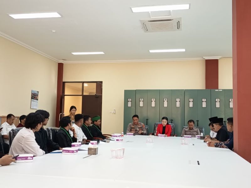 SAMPAIKAN TUNTUTAN: DPRD Kota Mojokerto menerima audiensi kalangan mahasiswa yang tergabung dalam HMI Cabang Mojokerto saat menyampaikan sejumlah tuntunan, kemarin (15/9).