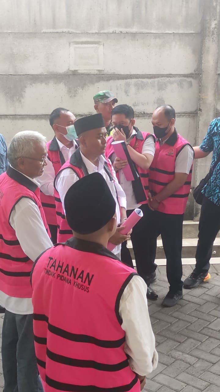 ENAM TERDAKWA: Sebanyak enam terdakwa dari total tujuh terdakwa skandal korupsi kapal TBM tiba di PN Tipikor, Surabaya, Jumat (12/9) lalu. Hari ini dijadwalkan sidang lanjutan dengan tahapan pembuktia