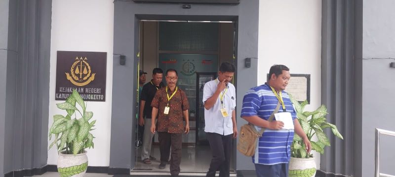 RANAH HUKUM: Perwakilan warga mendatangi kantor Kejari Kabupaten Mojokerto untuk melaporkan Kepala Desa Tangunan, Kecamatan Puri, beberapa waktu lalu.