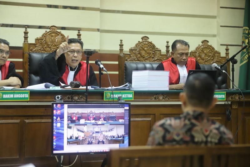 BERGULIR: Suasana jalannya persidangan kasus dugaan korupsi proyek pembuatan kapal pujasera TBM Kota Mojokerto di Pengadilan Tipikor Surabaya, kemarin (16/9).