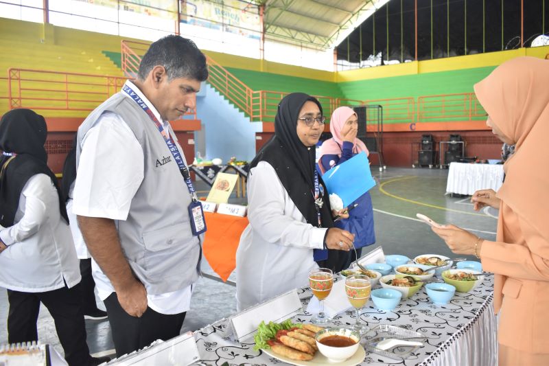 BELAJAR: Kepala Sekolah dari Malaysia mempelajari pengelolaan Adiwiyata serta melihat pembuatan makanan tradisional dari tim Dharma Wanita SMAN 1 Puri.