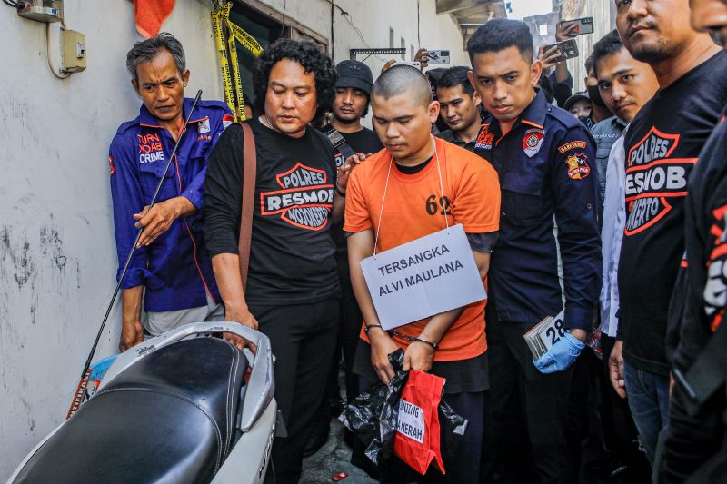 TAHANAN POLISI: Tersangka Alvi Maulana memakai baju tahanan saat menjalani rekonstruksi adegan pembunuhan dan mutilasi di kosannya di daerah Lidah Wetan, Surabaya, Rabu (17/9).