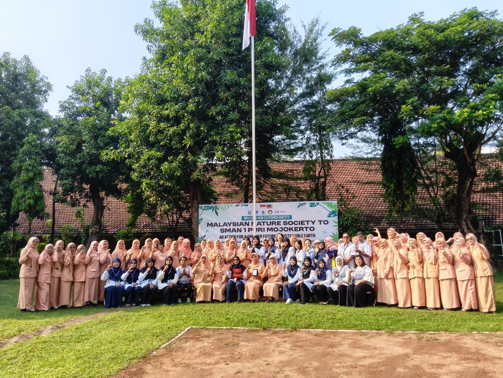 Foto bersama Kepala SMAN 1 Puri, guru dan staf bersama Kepala Sekolah dari Malaysia.