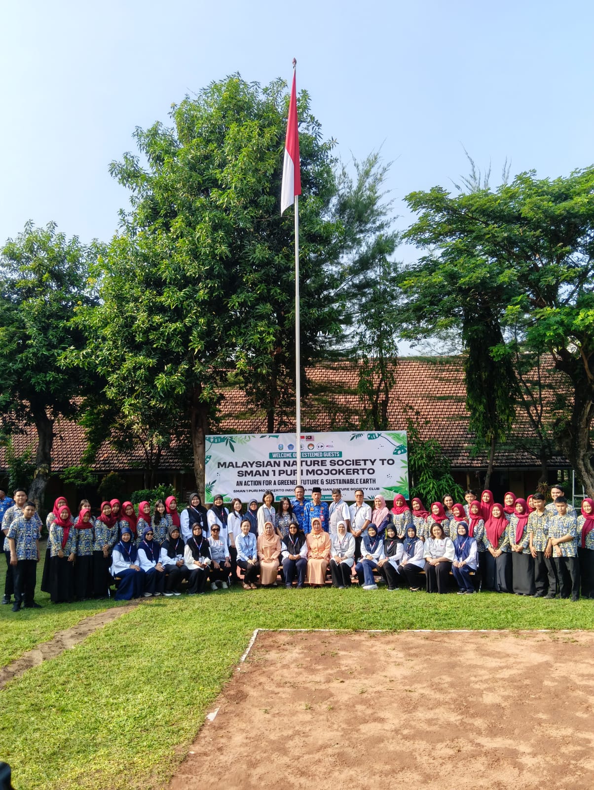 Foto bersama tim paduan suara SMAN 1 bersama Kepala Sekolah dari Malaysia.
